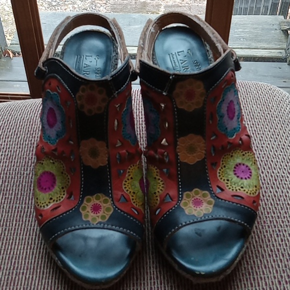 L'ARTISTE Shoes - Red and Blue Wedge Shoes with Vibrant Design